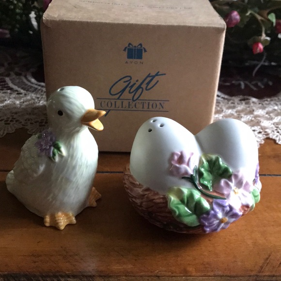 Avon Gift Collection Springtime Salt and Pepper - Picture 2 of 2